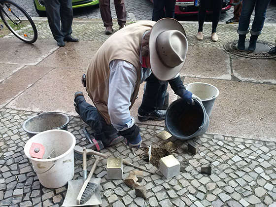 Gunter Demnig vor der Friedbergstraße 34 - © Gisela Morel-Tiemann